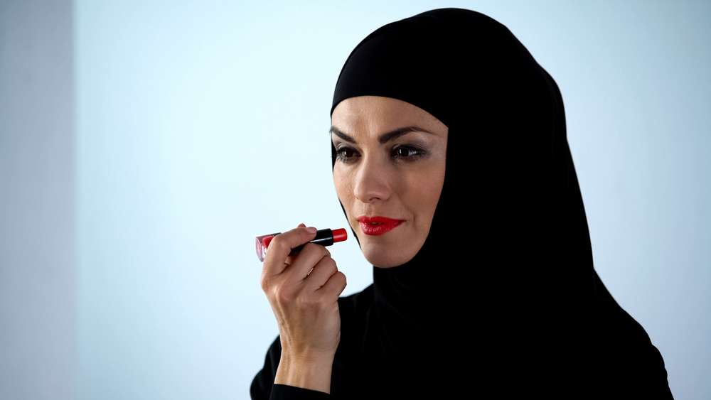 Memakai Lipstik