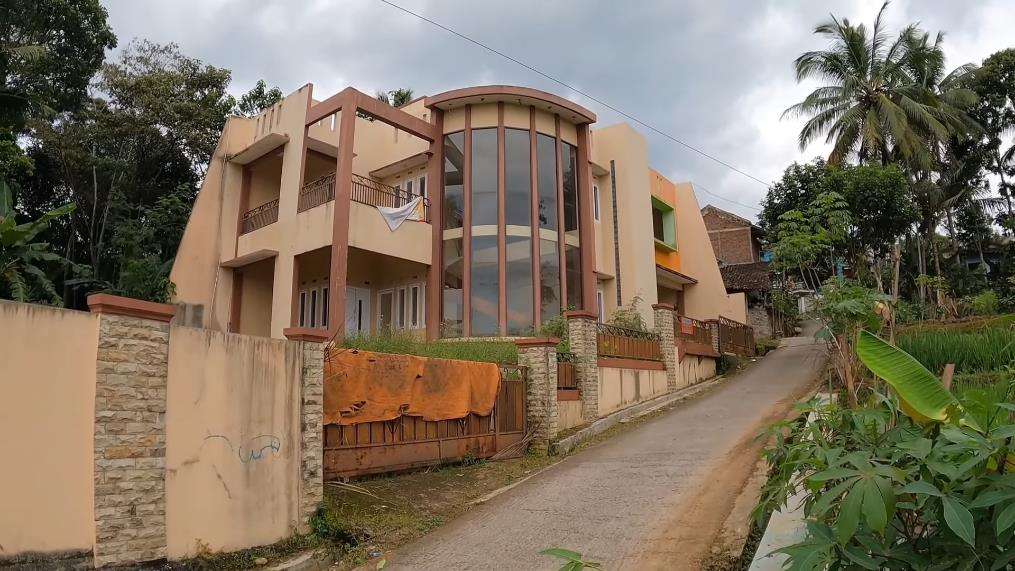 Penampakan rumah megah dan mewah milik penjual gorengan di desa.