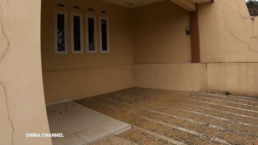 Penampakan rumah megah dan mewah milik penjual gorengan di desa.