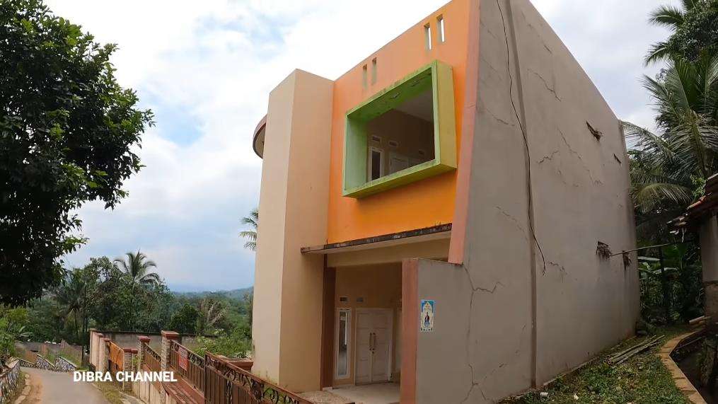 Penampakan rumah megah dan mewah milik penjual gorengan di desa.