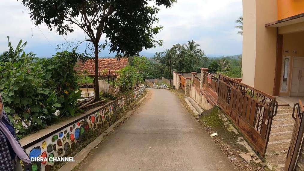 Penampakan rumah megah dan mewah milik penjual gorengan di desa.