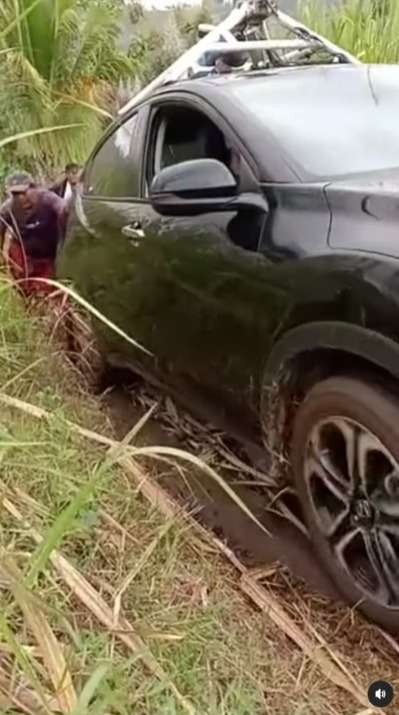 Mobil Google Maps Nyasar Ke Ladang Curam, Sampai Ditarik Rombongan Warga