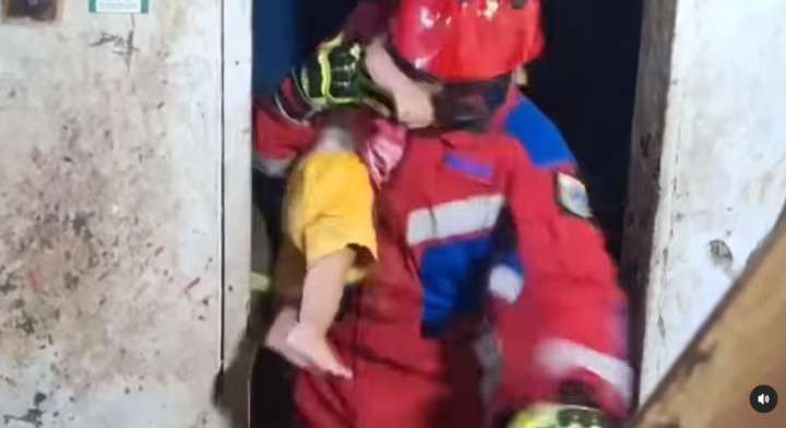 Aksi Damkar Evakuasi Bayi dari Ibu yang Diduga ODGJ di Kemayoran, Berlangsung Dramatis