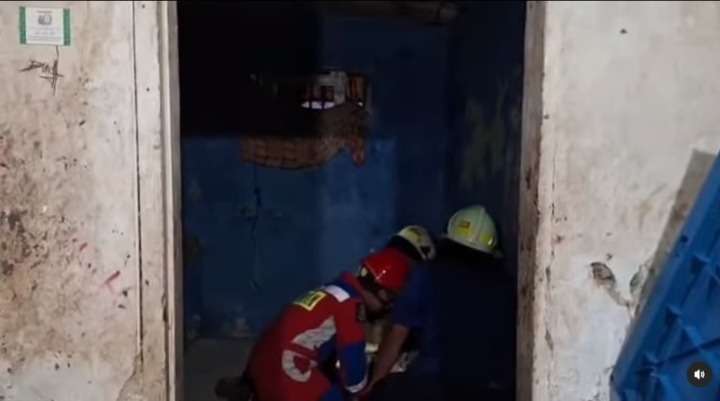 Aksi Damkar Evakuasi Bayi dari Ibu yang Diduga ODGJ di Kemayoran, Berlangsung Dramatis