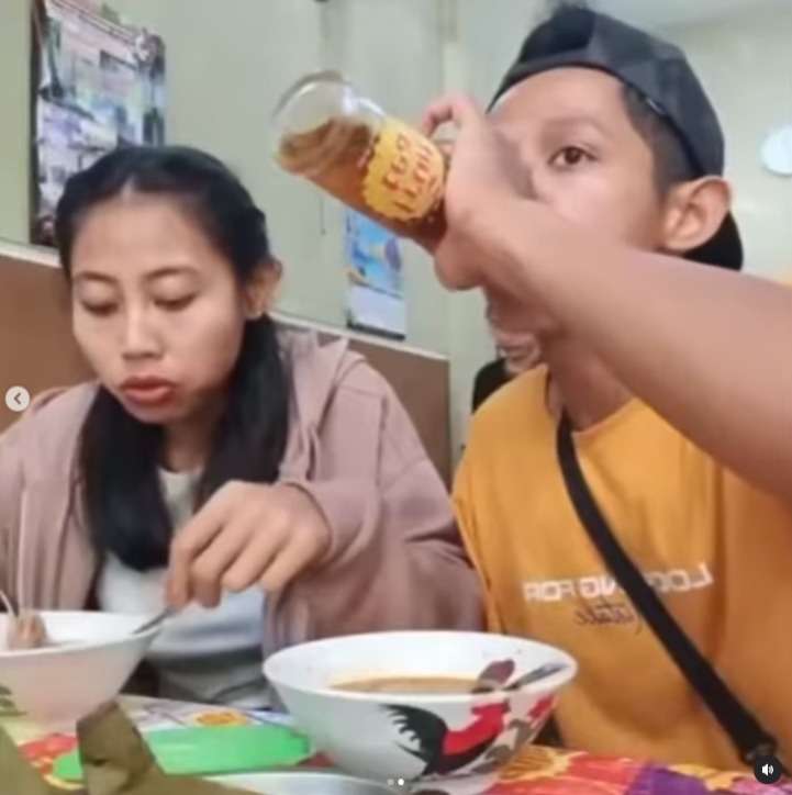 Terlalu Bersemangat, Bibir Pria ini Nyangkut di Botol Teh, Pasangannya Sampai Ngakak