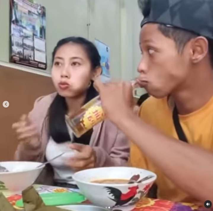 Terlalu Bersemangat, Bibir Pria ini Nyangkut di Botol Teh, Pasangannya Sampai Ngakak