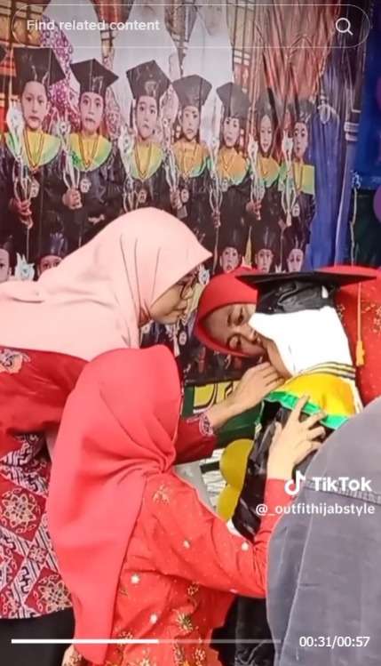 Bocah TK Nangis dan Peluk Guru Saat Kedua Orangtua Tak Datang ke Wisuda, Bikin Hati Terenyuh