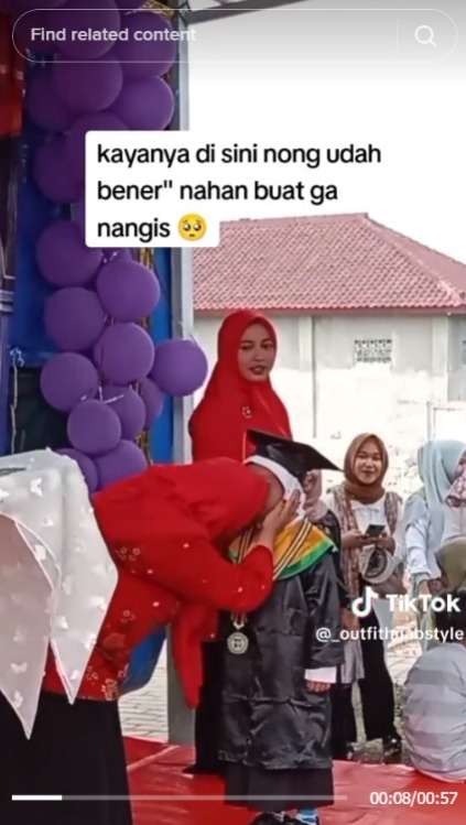 Bocah TK Nangis dan Peluk Guru Saat Kedua Orangtua Tak Datang ke Wisuda, Bikin Hati Terenyuh