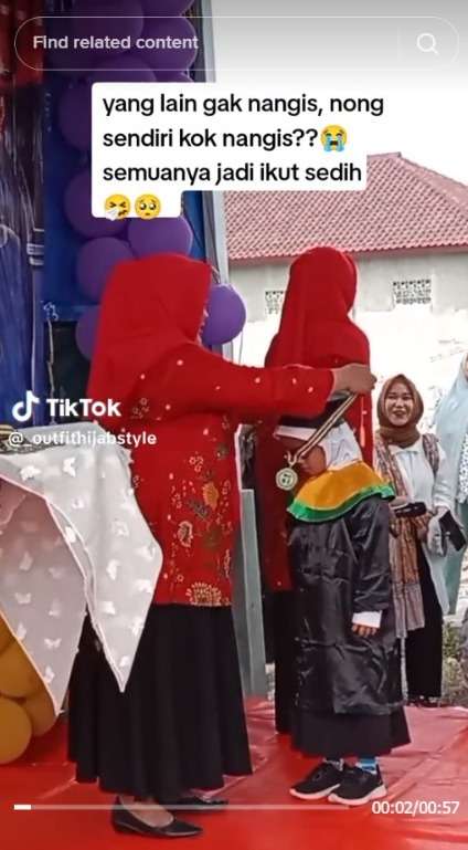 Bocah TK Nangis dan Peluk Guru Saat Kedua Orangtua Tak Datang ke Wisuda, Bikin Hati Terenyuh