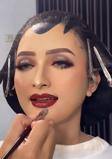 Memakai Concealer Memakai Concealer