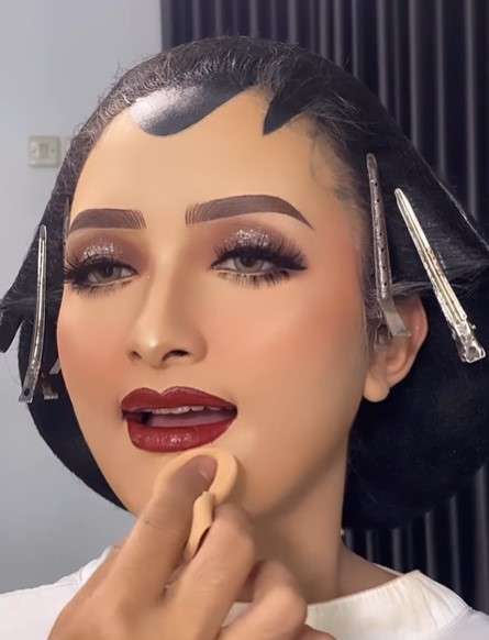 Memakai Bedak Memakai Bedak