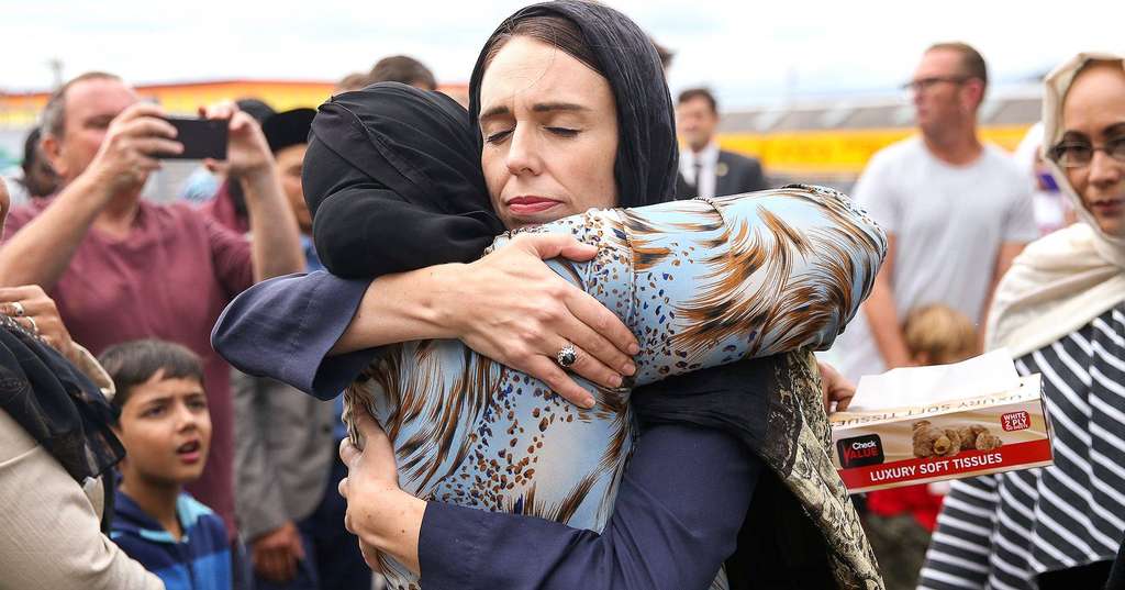 PM Jacinta Ardern memeluk keluarga korban penembakan jemaah masjid