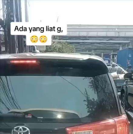 Penampakan aneh wajah bocah berwarna biru dalam mobil di siang bolong.
