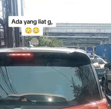 Penampakan aneh wajah bocah berwarna biru dalam mobil di siang bolong.