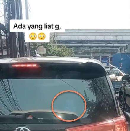 Penampakan aneh wajah bocah berwarna biru dalam mobil di siang bolong.