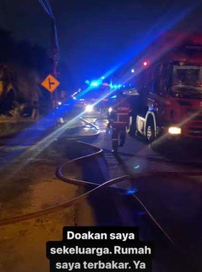 Rumah artis terbakar.
