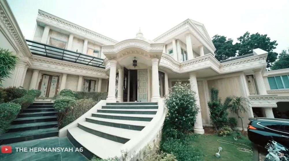 Potret Rumah Orangtua Aurel Hermansyah