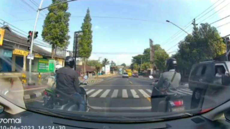 Detik-detik sopir truk ugal-ugalan di traffict light.
