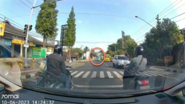 Detik-detik sopir truk ugal-ugalan di traffict light.