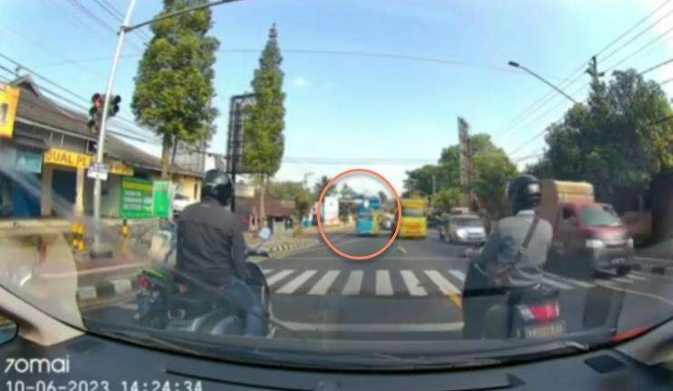Detik-detik sopir truk ugal-ugalan di traffict light.