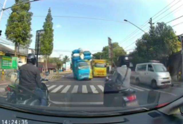 Detik-detik sopir truk ugal-ugalan di traffict light.