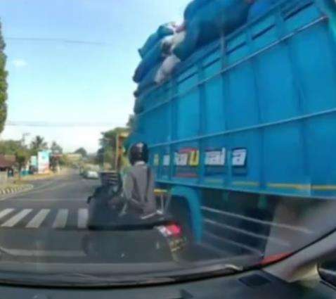 Detik-detik sopir truk ugal-ugalan di traffict light.
