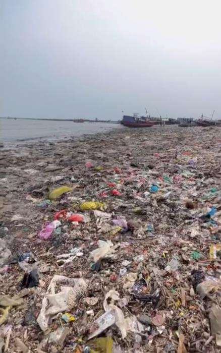 Pantai terkotor Indonesia.