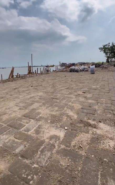 Pantai terkotor Indonesia.