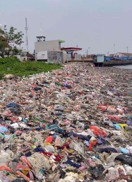 Pantai terkotor Indonesia.