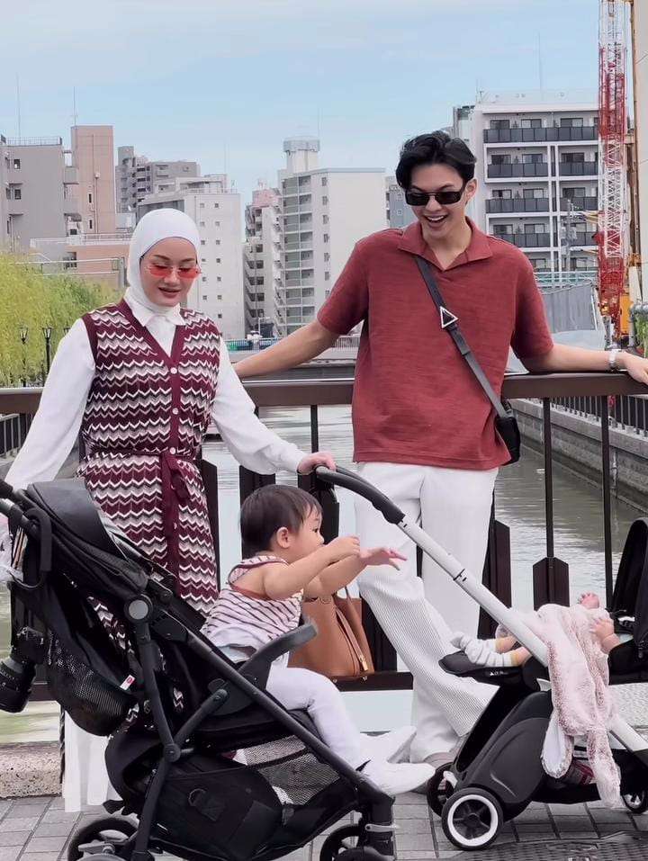 Potret Liburan Rey Mbayang dan Dinda Hauw