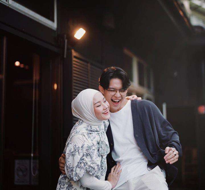 Potret Liburan Rey Mbayang dan Dinda Hauw