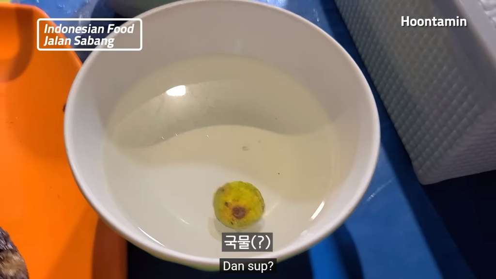 Bikin Ngakak! Makan Nasi Uduk Kaki Lima, Youtuber Korea ini Malah Minum Air Kobokan
