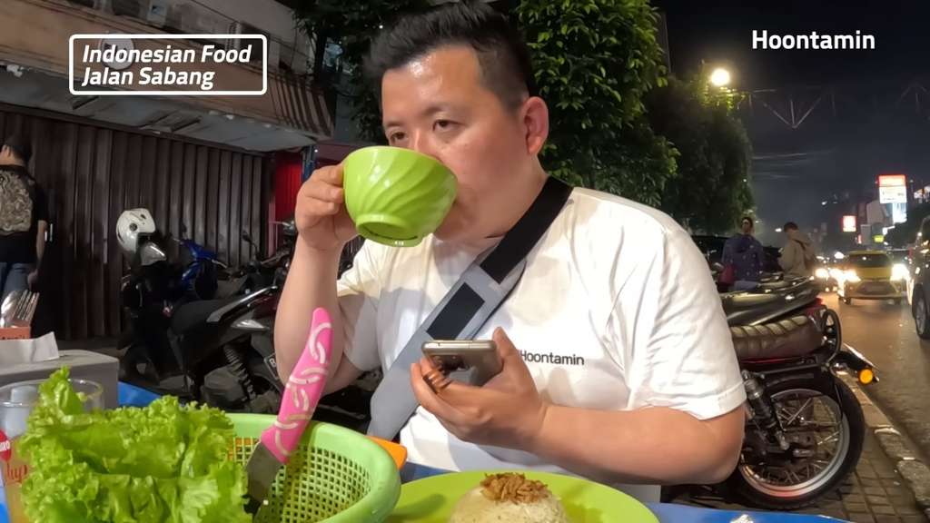 Bikin Ngakak! Makan Nasi Uduk Kaki Lima, Youtuber Korea ini Malah Minum Air Kobokan
