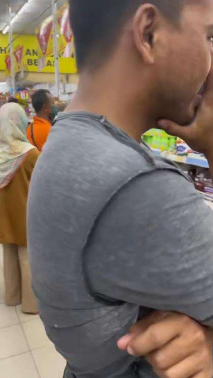Pengalaman memalukan belanja di pasar, pakai baju terbalik.