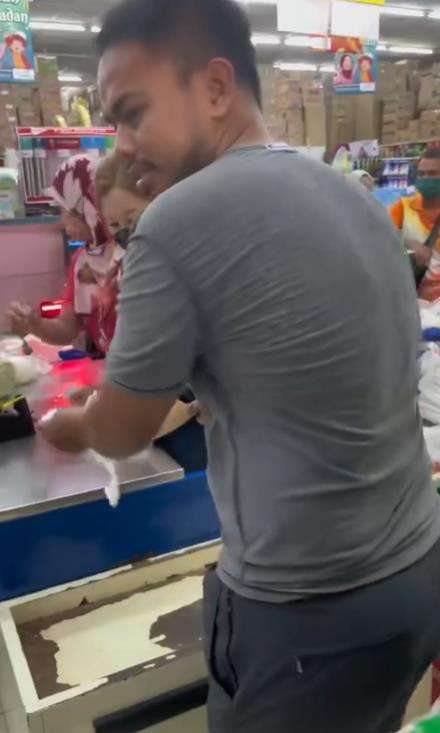 Pengalaman memalukan belanja di pasar, pakai baju terbalik.