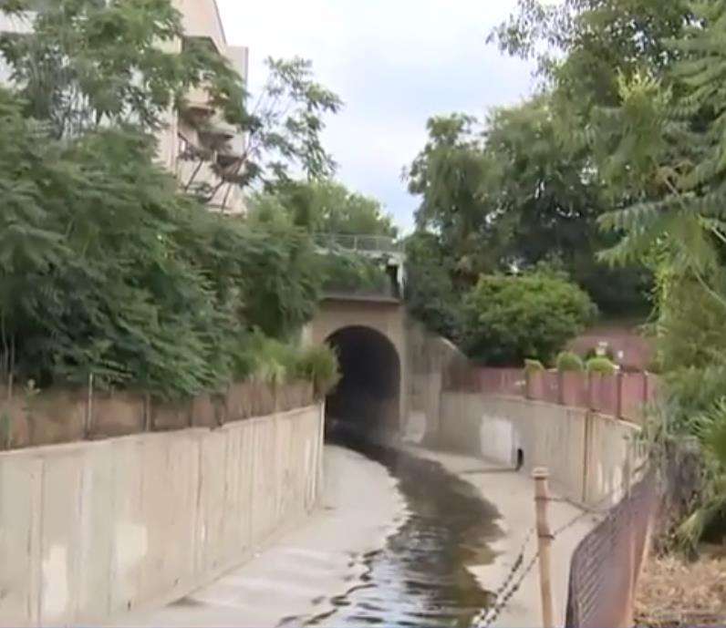 Rumah unik di atas jembatan.