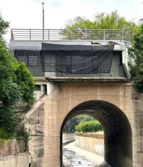 Rumah unik di atas jembatan.