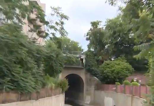 Rumah unik di atas jembatan.