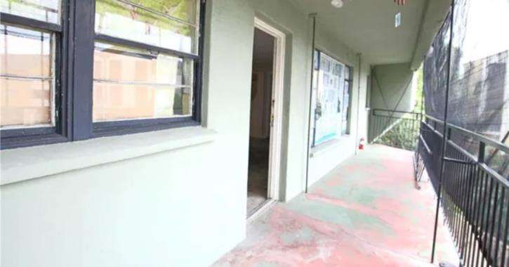 Rumah unik di atas jembatan.