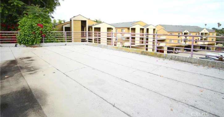 Rumah unik di atas jembatan.