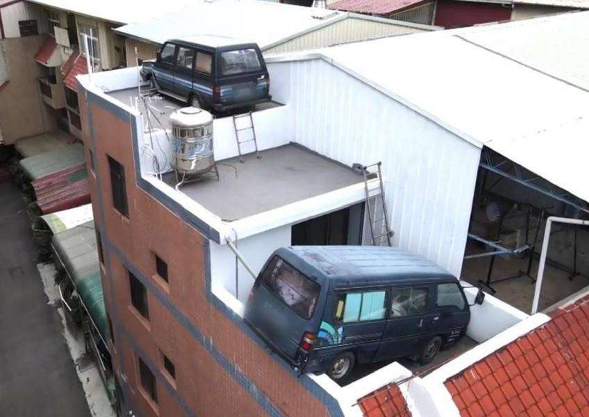 Parkir mobil di atas atap.