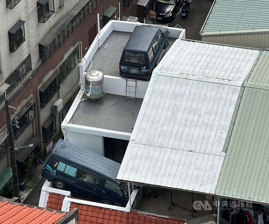 Parkir mobil di atas atap.