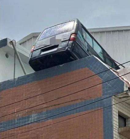 Parkir mobil di atas atap.