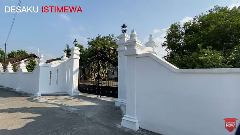 Potret rumah Putri Ariani Potret rumah Putri Ariani