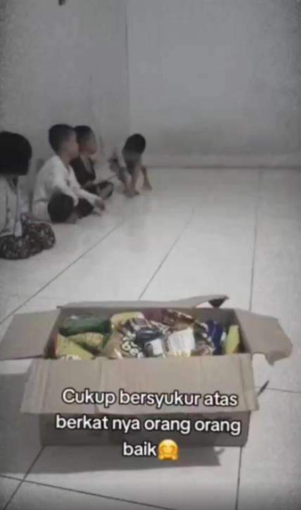 Anak yatim piatu di panti asuhan.