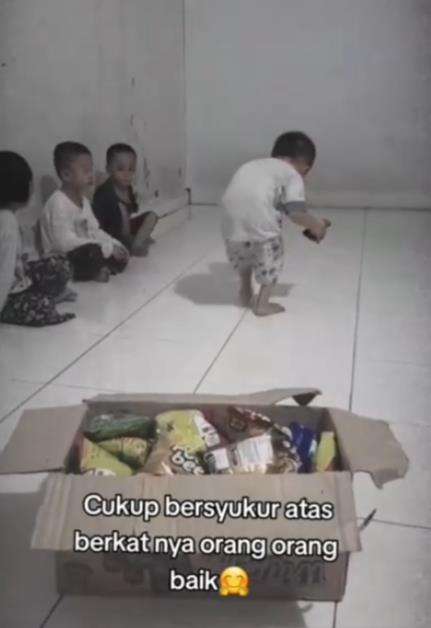 Anak yatim piatu di panti asuhan.