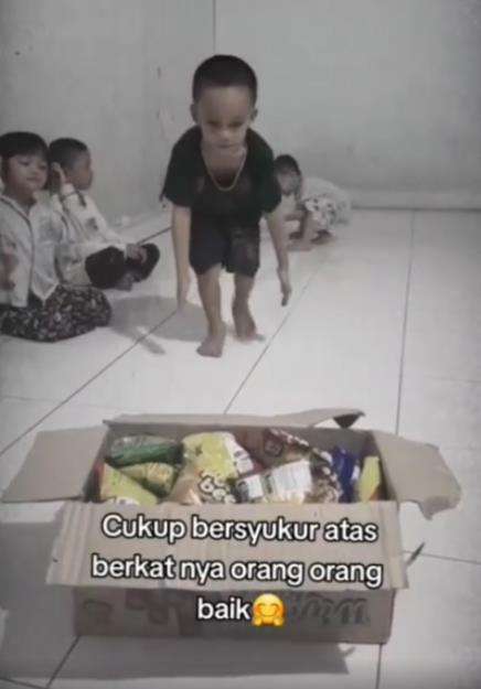 Anak yatim piatu di panti asuhan.
