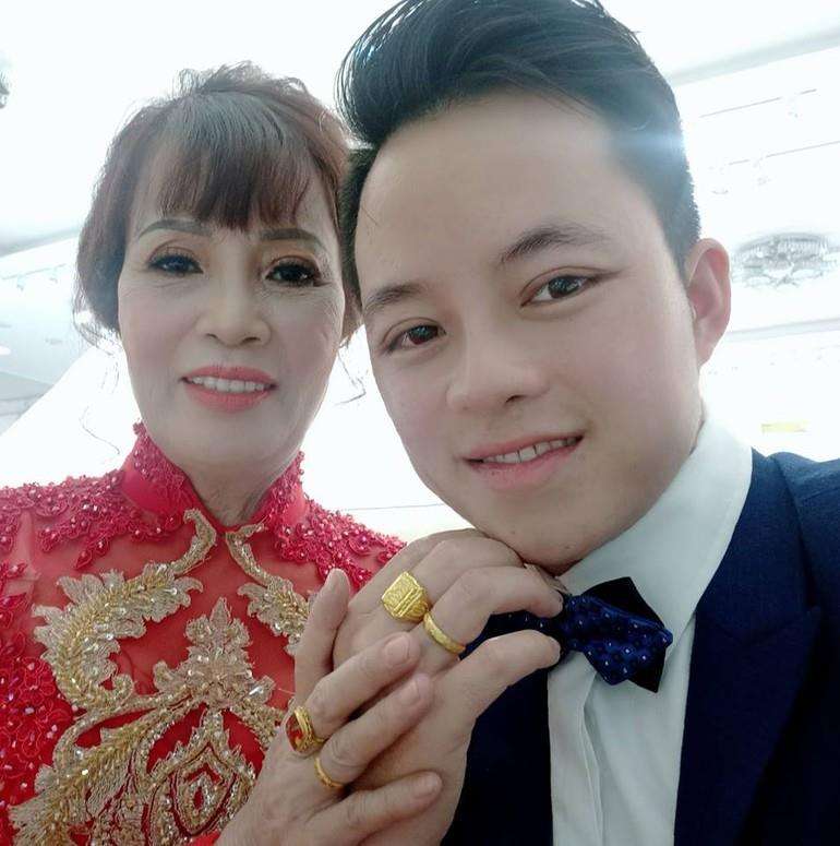 Viral pernikahan nenek dan pemuda dengan perbedaan usia 32 tahun.