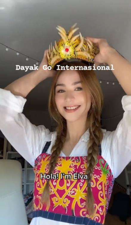 Pesona gadis Dayak yang cantik jelita.
