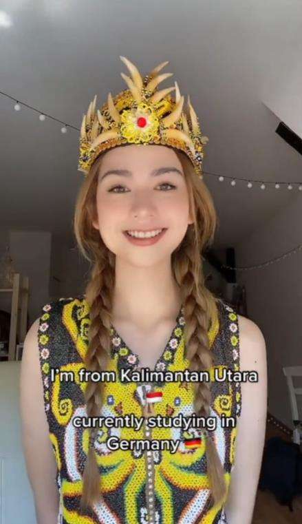 Pesona gadis Dayak yang cantik jelita.
